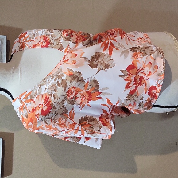 Floral & Ivy Floral V-Neck Top - Picture 2 of 10
